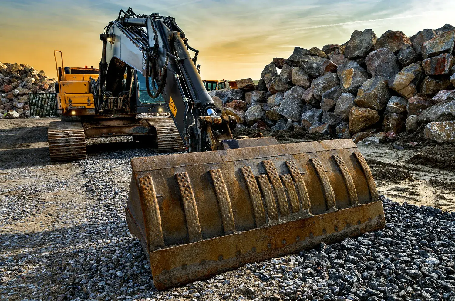 Image d'une pelleteuse sur un chantier de construction