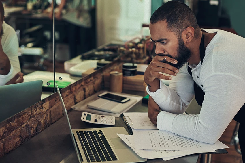 photo d'un entrepreneur en train de travailler sur son ordinateur